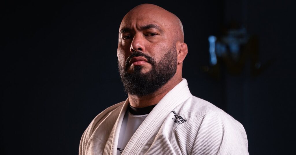 Mestre Monalisa de kimono branco em estúdio